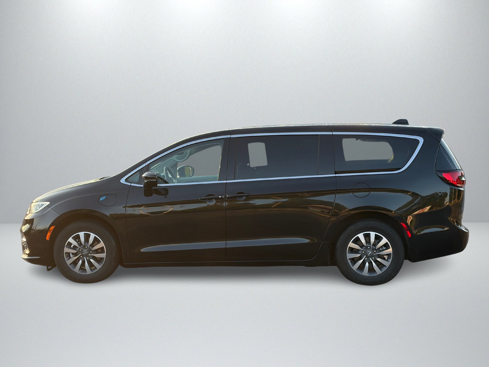 Used 2024 Chrysler Pacifica Limited w/ Uconnect Theater Family Group FWD image 2