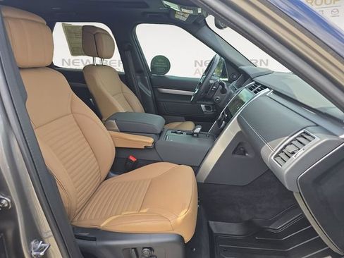 Used 2024 Land Rover Discovery Dynamic SE AWD/4WD image 15