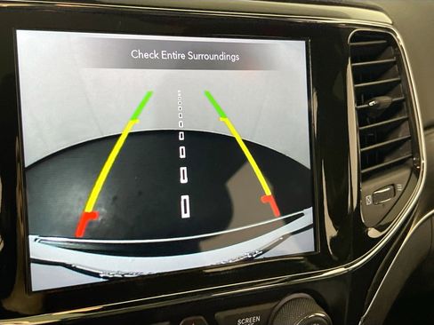 Used 2022 Jeep Grand Cherokee Limited image 12