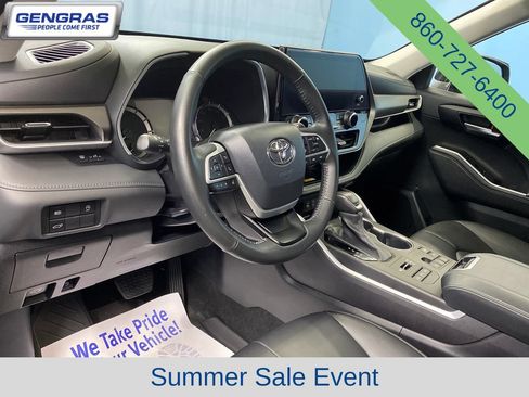 Used 2023 Toyota Highlander XLE AWD/4WD image 12
