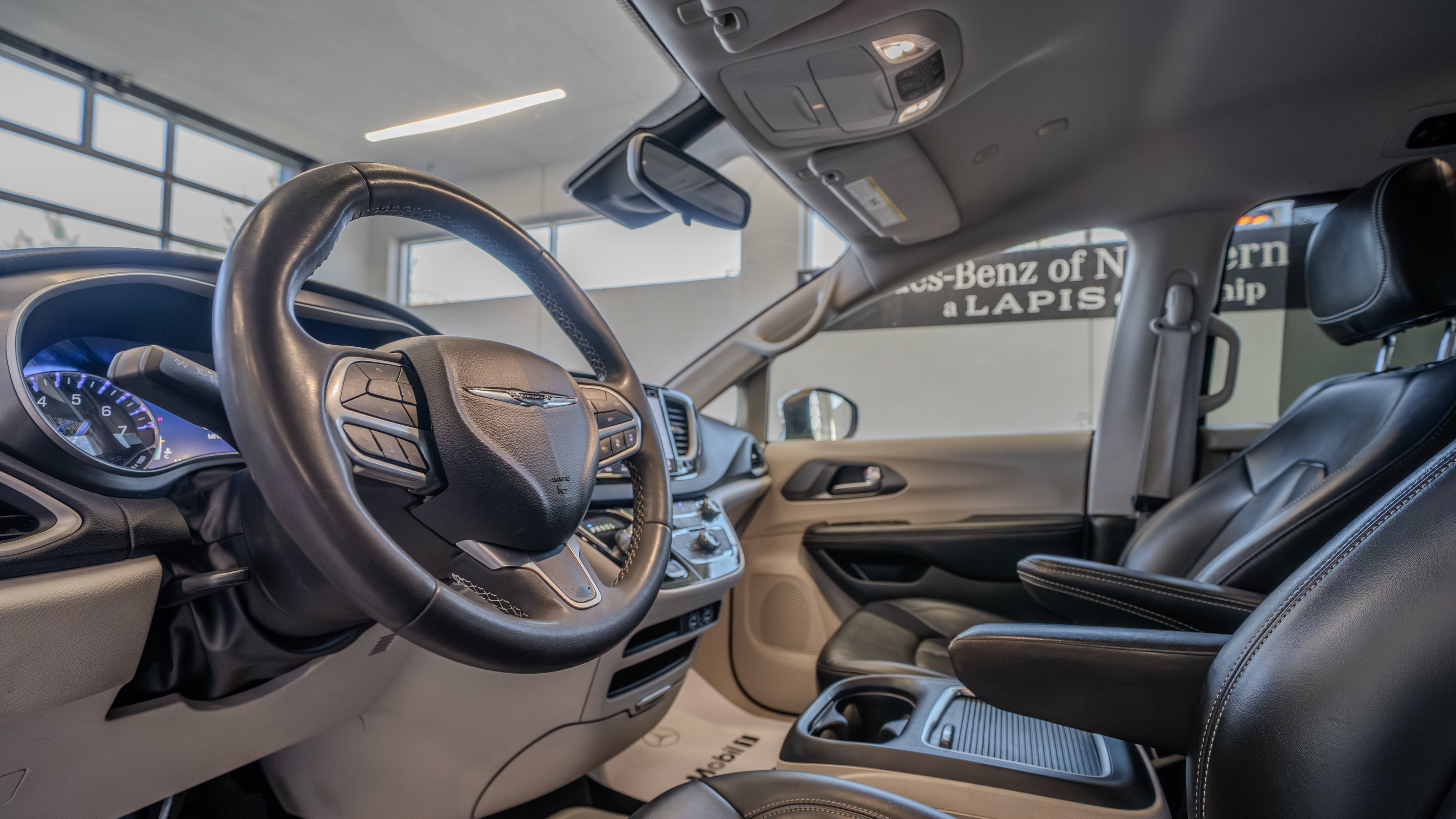 Used 2023 Chrysler Pacifica Touring-L FWD image 6
