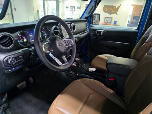 Used 2023 Jeep Wrangler Unlimited Sahara AWD/4WD image 16
