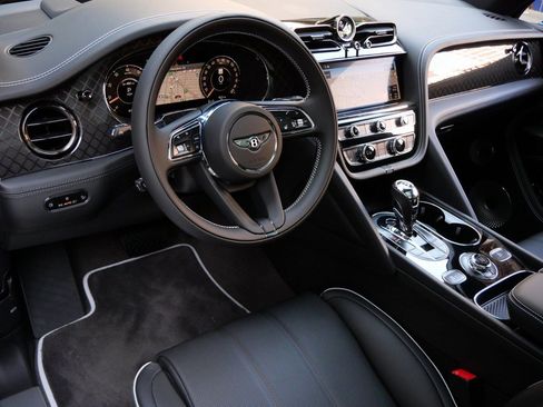 Used 2025 Bentley Bentayga image 12