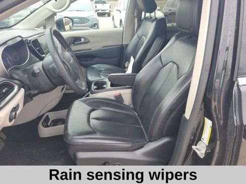 Used 2023 Chrysler Pacifica Touring-L FWD image 17