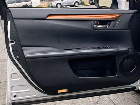 Used 2013 Lexus ES 300h image 21