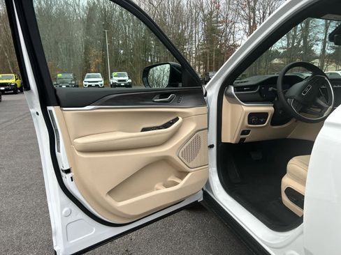 New 2025 Jeep Grand Cherokee Limited w/ Luxury Tech Group II image 20