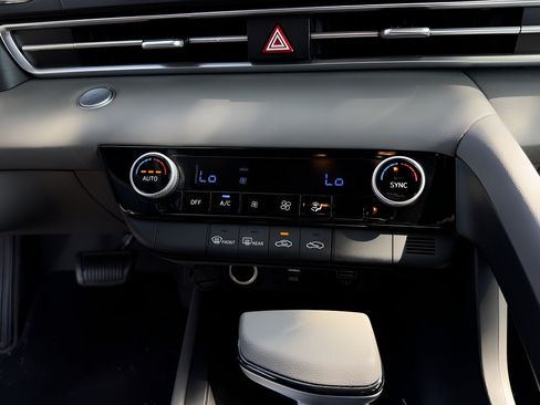 Used 2022 Hyundai Elantra SEL FWD image 11