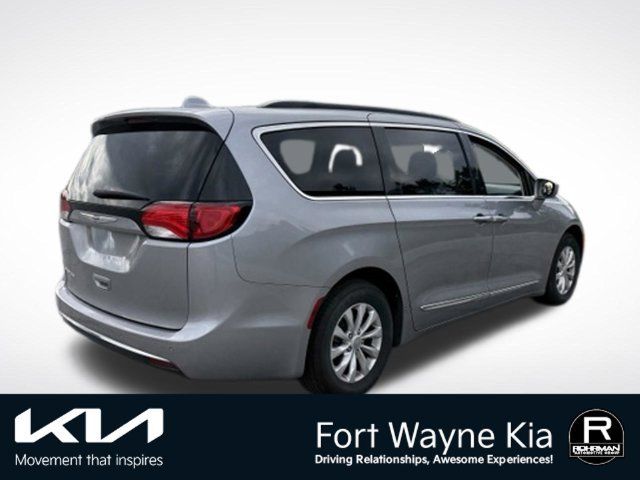 Used 2017 Chrysler Pacifica Touring-L FWD image 6