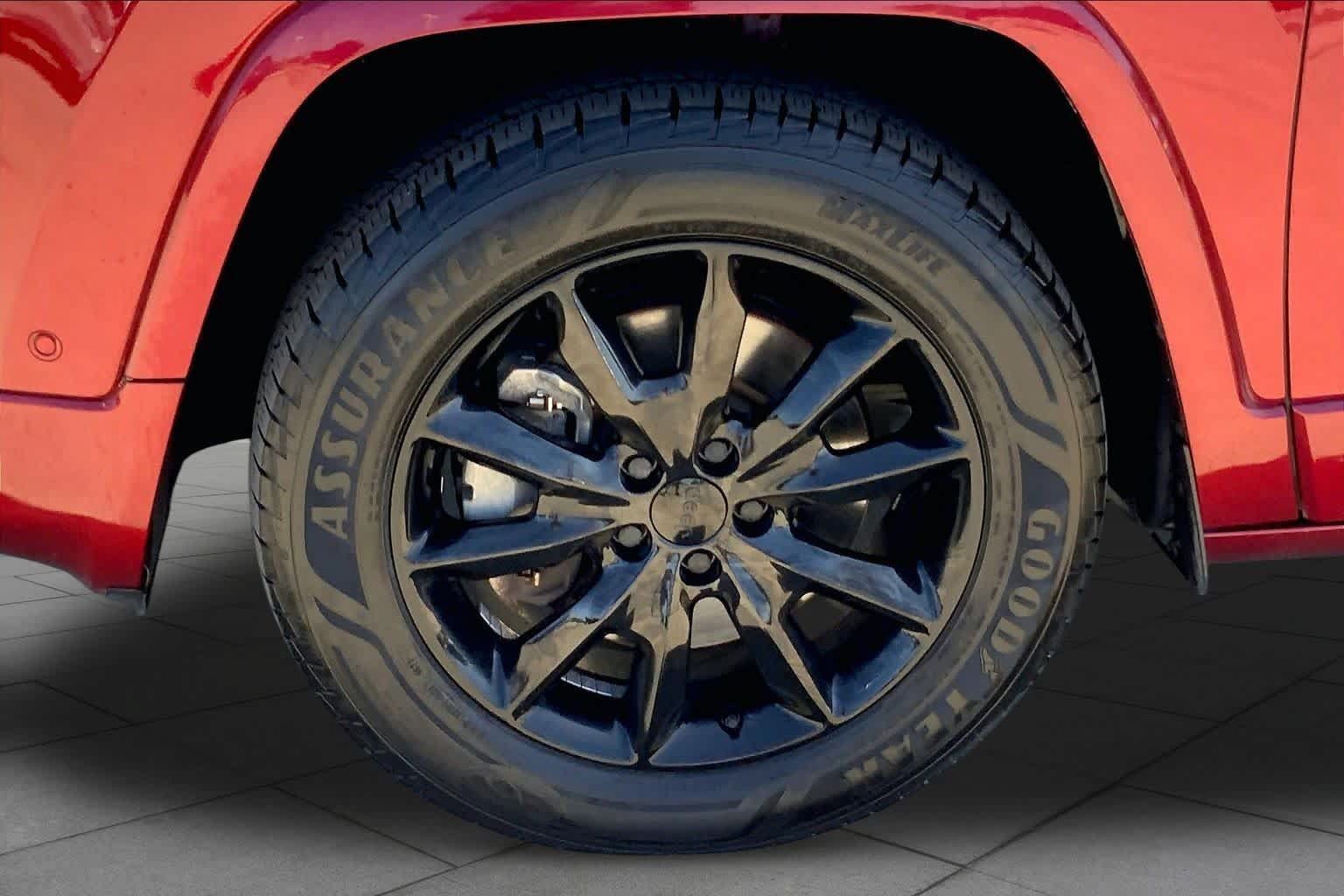 Used 2017 Jeep Cherokee Overland w/ Technology Group AWD/4WD image 11