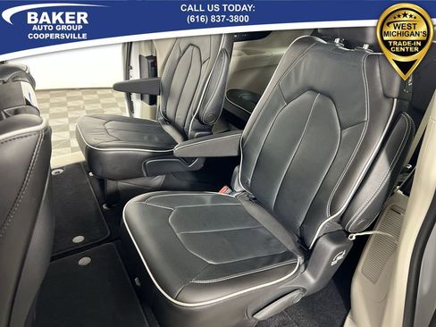 Used 2021 Chrysler Pacifica Limited w/ Uconnect Theater Family Group image 26
