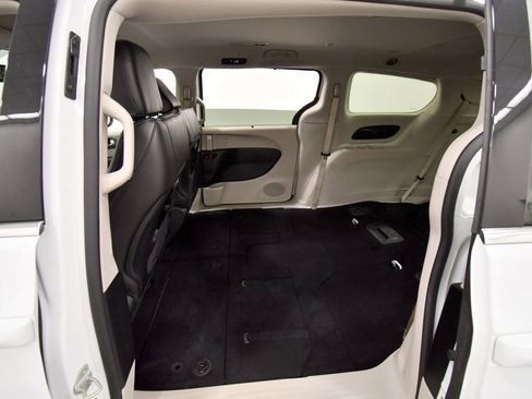 Used 2023 Chrysler Pacifica Touring-L FWD image 14