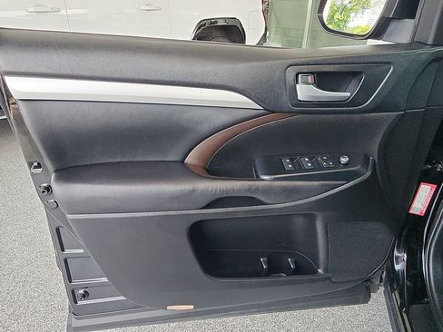 Used 2019 Toyota Highlander XLE AWD/4WD image 22