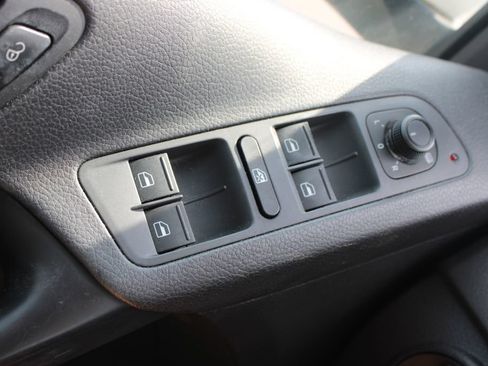 Used 2016 Volkswagen Tiguan S FWD image 25