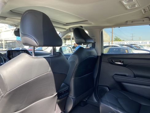 Used 2021 Toyota Highlander XLE FWD image 18