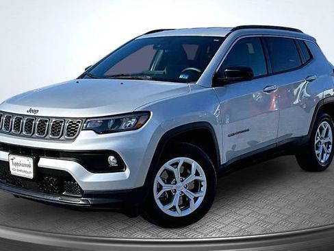 Used 2024 Jeep Compass Latitude AWD/4WD image 1