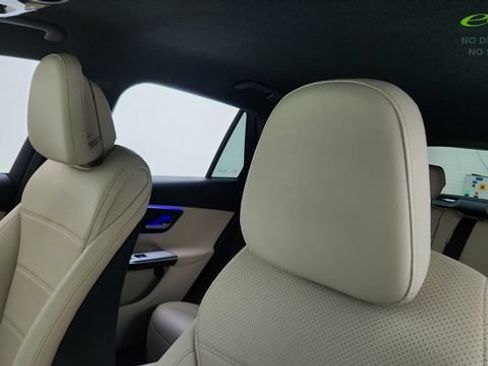 Used 2025 Mercedes-Benz GLC 300 4MATIC image 35