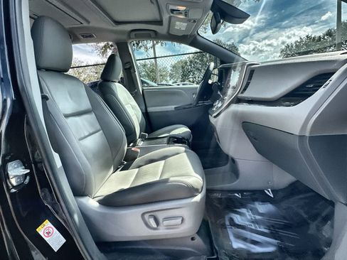 Used 2018 Toyota Sienna XLE Premium image 14
