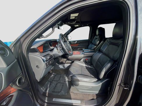 Used 2023 Lincoln Navigator Reserve image 19