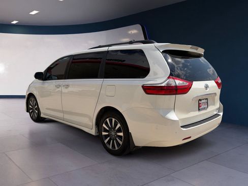 Used 2018 Toyota Sienna Limited FWD image 3