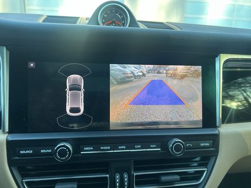 Used 2021 Porsche Macan image 24