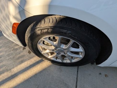 Used 2024 Chrysler Pacifica Touring-L image 7