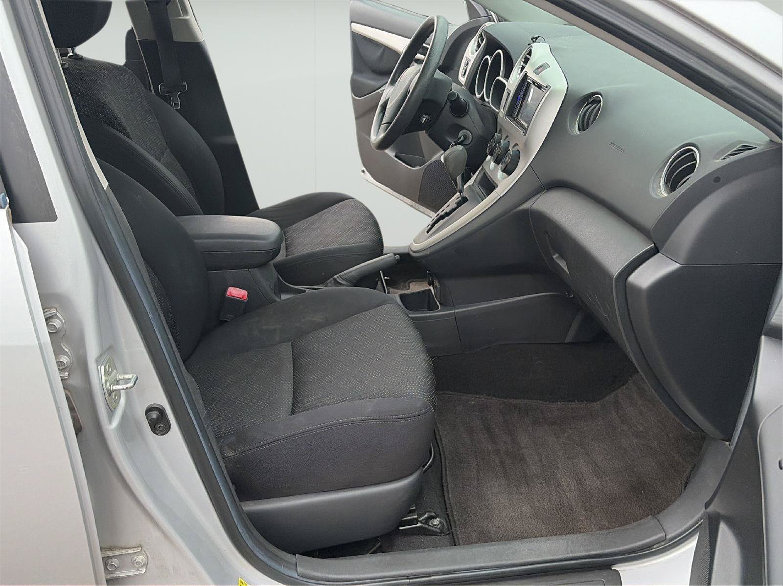 Used 2009 Pontiac Vibe w/ Preferred Package FWD image 18