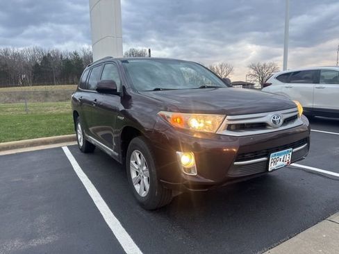 Used 2011 Toyota Highlander 4WD Hybrid w/ Cold Weather Pkg image 2