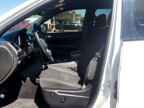 Used 2019 Jeep Grand Cherokee Laredo AWD/4WD image 28