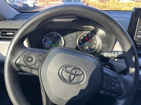 Used 2022 Toyota RAV4 XLE image 10