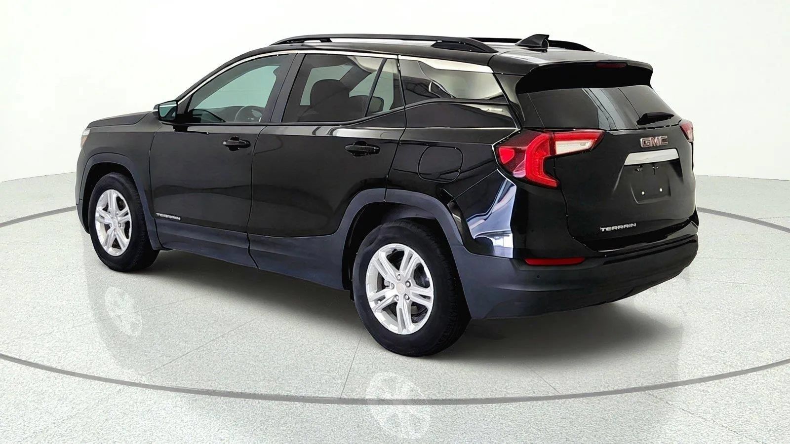 Used 2023 GMC Terrain SLE w/ Driver Convenience Package FWD image 4