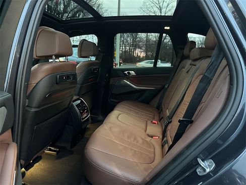 Used 2020 BMW X5 M50i image 25