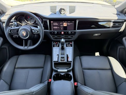 Used 2025 Porsche Macan Loaner image 14