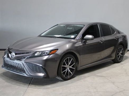 Used 2021 Toyota Camry SE image 1