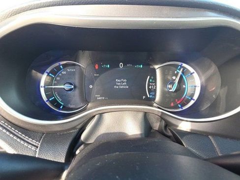 Used 2024 Chrysler Pacifica Select image 18