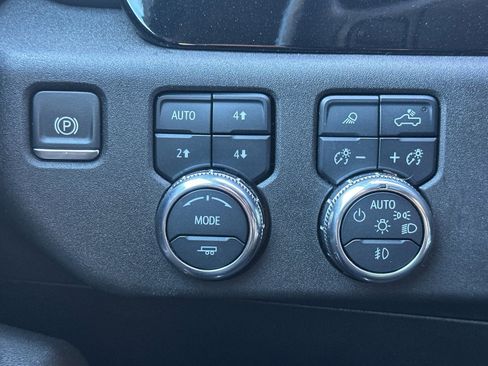 Used 2024 GMC Sierra 3500 SLT w/ SLT Convenience Package AWD/4WD image 31