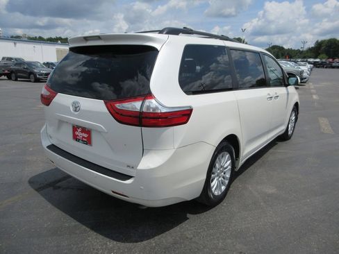 Used 2016 Toyota Sienna XLE Premium FWD image 5
