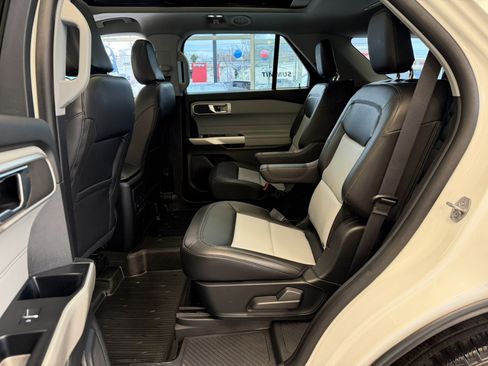 Used 2022 Ford Explorer XLT w/ Equipment Group 202A image 31