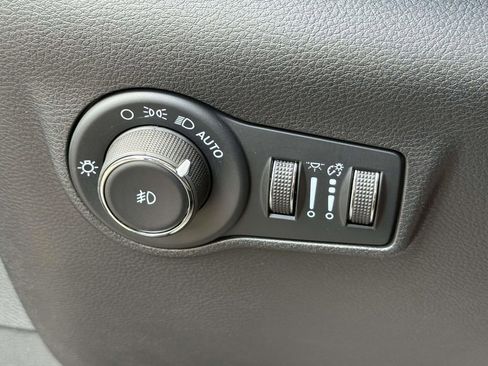 Used 2023 Jeep Compass Latitude image 29