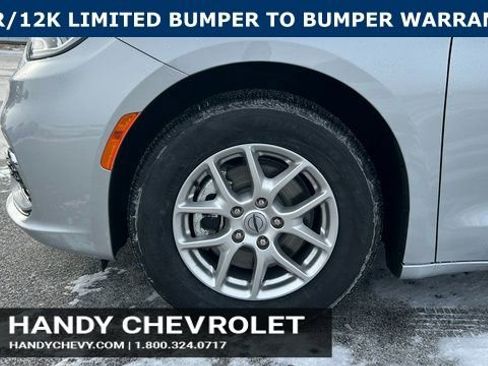 Used 2024 Chrysler Pacifica Touring-L image 11