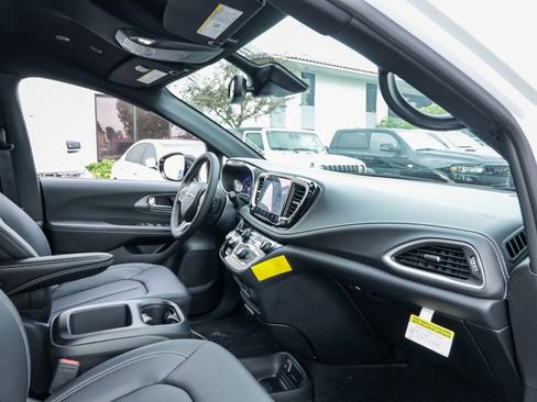 New 2026 Chrysler Pacifica Select image 16
