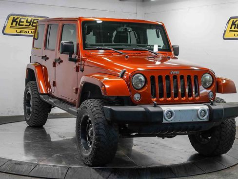 Used 2014 Jeep Wrangler Unlimited Sahara w/ Connectivity Group AWD/4WD image 5