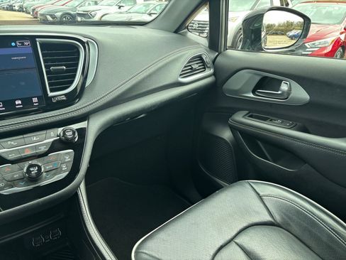 Used 2025 Chrysler Pacifica Limited image 39