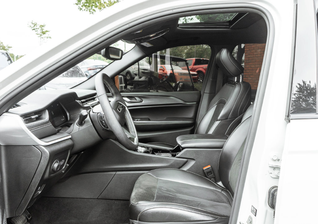Used 2023 Jeep Grand Cherokee Altitude AWD/4WD image 22