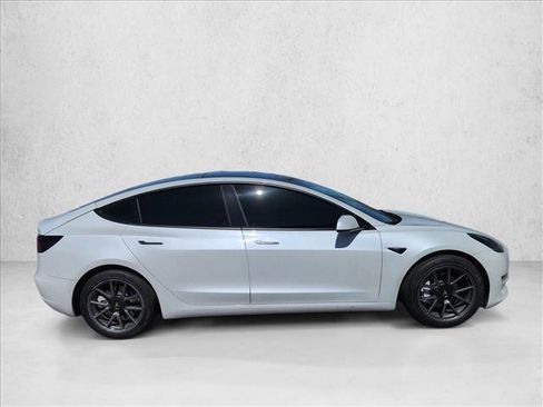 Used 2021 Tesla Model 3 Standard Range Plus image 4