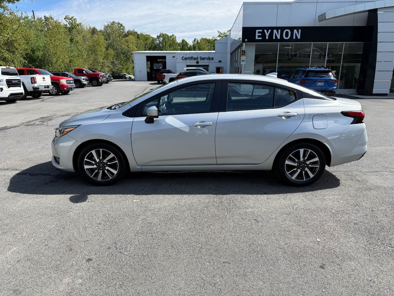 Used 2025 Nissan Versa SV FWD image 2