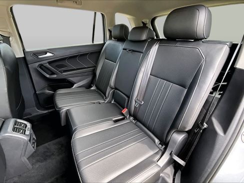 Used 2022 Volkswagen Tiguan SE FWD image 19