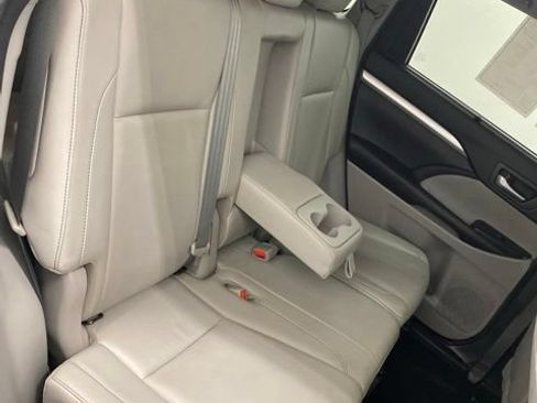Used 2017 Toyota Highlander XLE AWD/4WD image 37