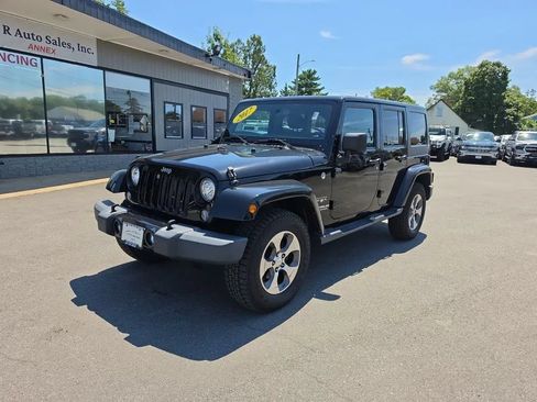 Used 2017 Jeep Wrangler Unlimited Sahara AWD/4WD image 3