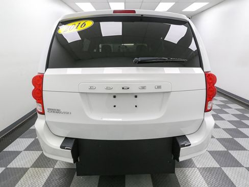 Used 2016 Dodge Grand Caravan SE image 9