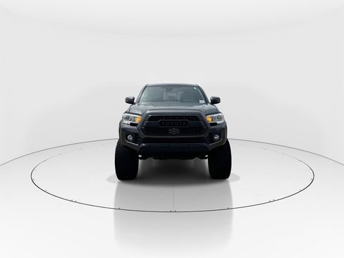 Used 2022 Toyota Tacoma SR5 w/ Technology Package RWD image 3
